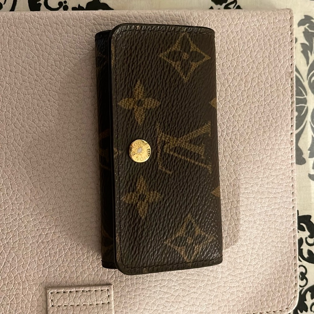 Louis Vuitton four key holder excellent condition